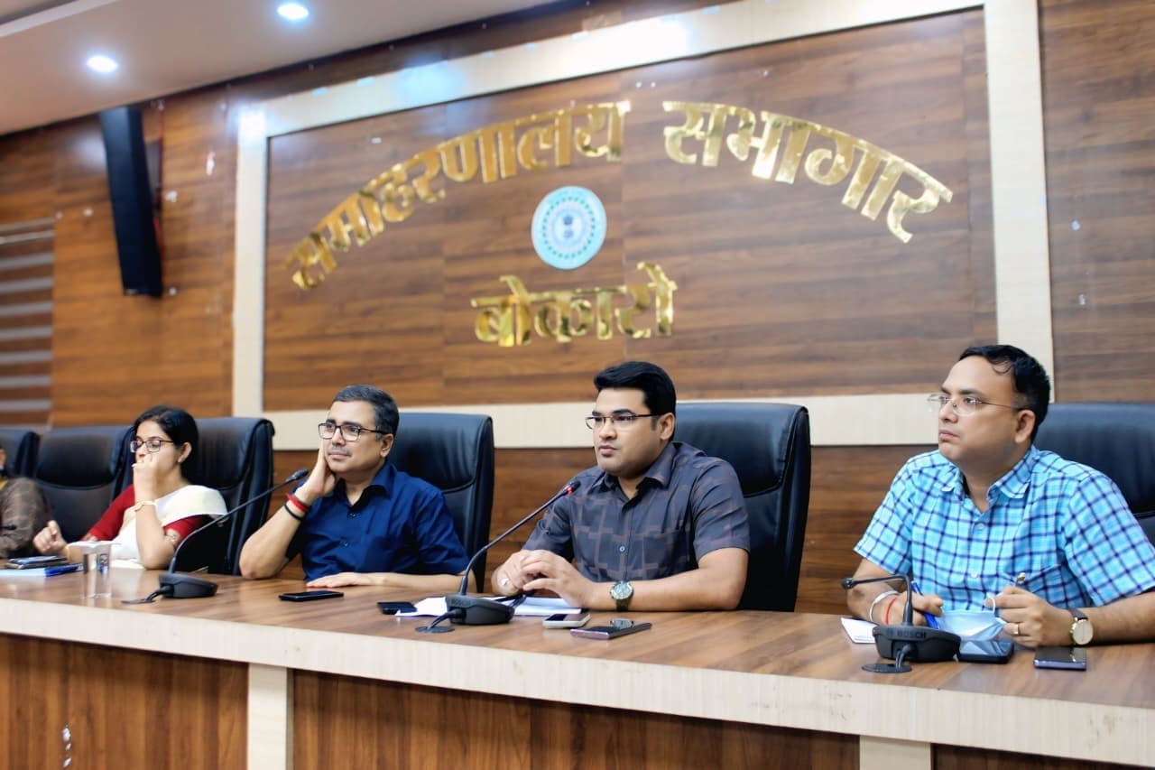 Bokaro News : कोई भी अधिकारी-कर्मी बिना अवकाश स्वीकृति के मुख्यालय से बाहर ना जायें : उपायुक्त