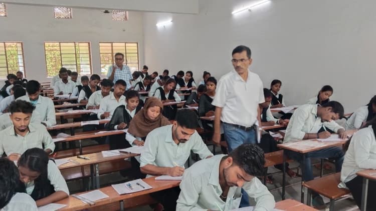 Chaibasa News : कुलसचिव ने देखी व्यवस्था, समस्याओं की जानकारी ली