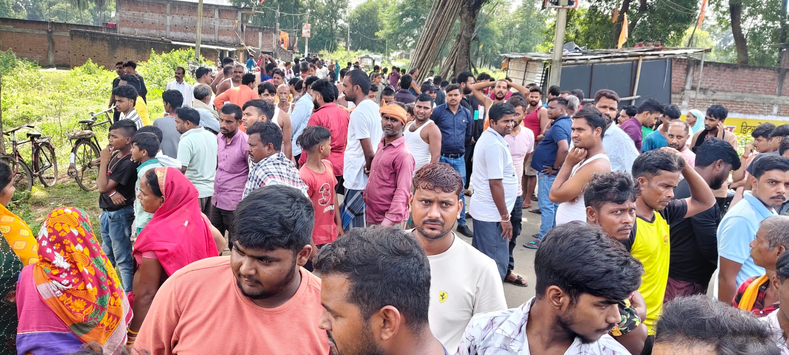 Giridih news: गावां में झोलाछाप डॉक्टर की लापरवाही से युवक की मौत, सड़क जाम कर परिजनों का हंगामा