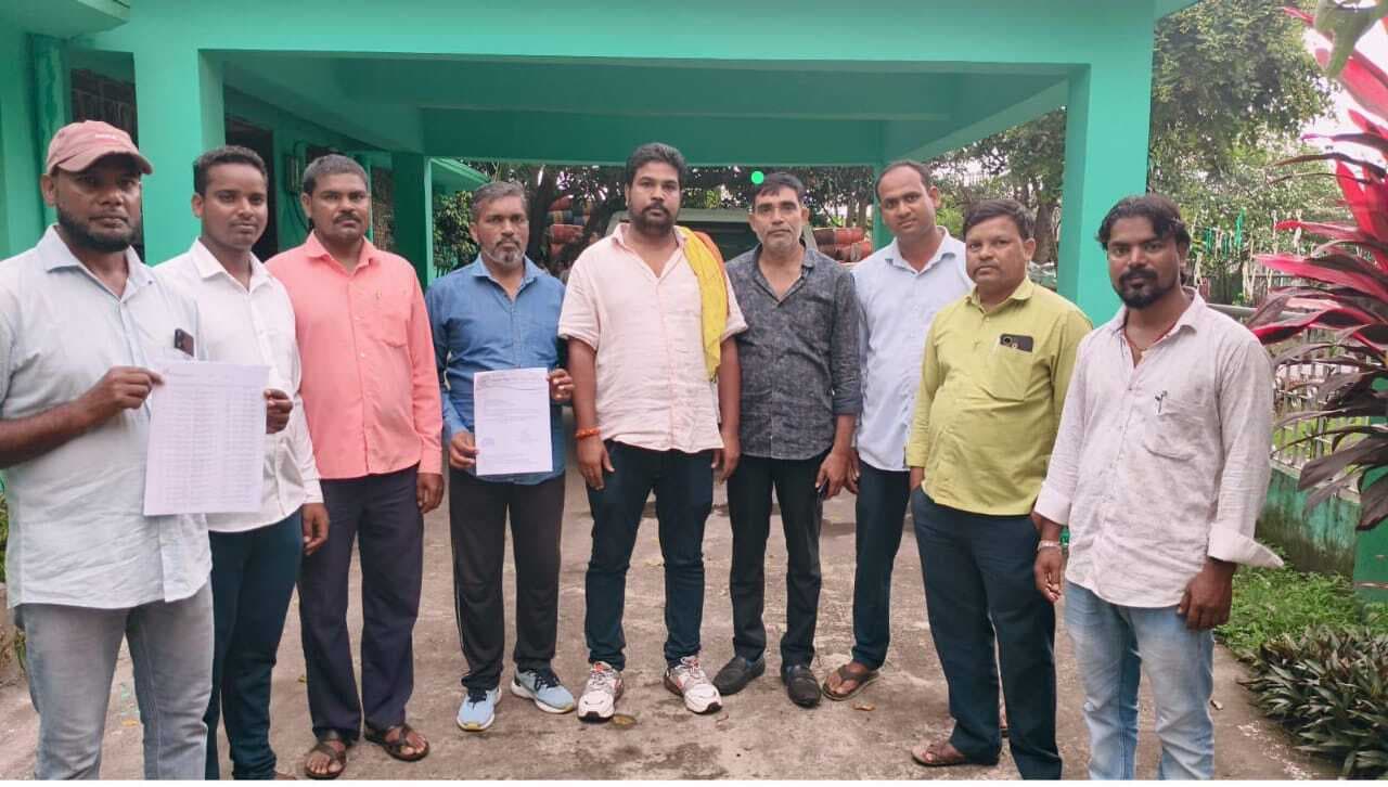 Giridih News :वेतन भुगतान नहीं होने पर मैनडेज कर्मियों ने दिया काम बंद करने अल्टीमेटम