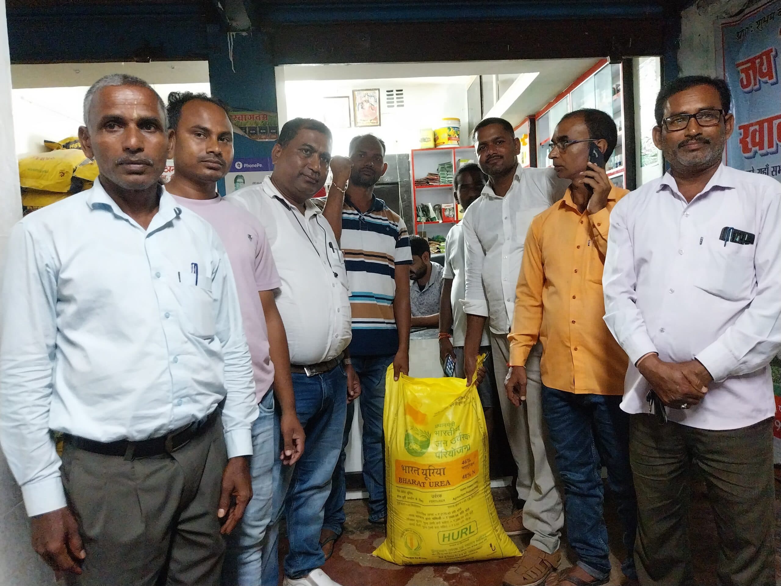 Giridih News :किसानों को सरकारी दर पर मिली यूरिया