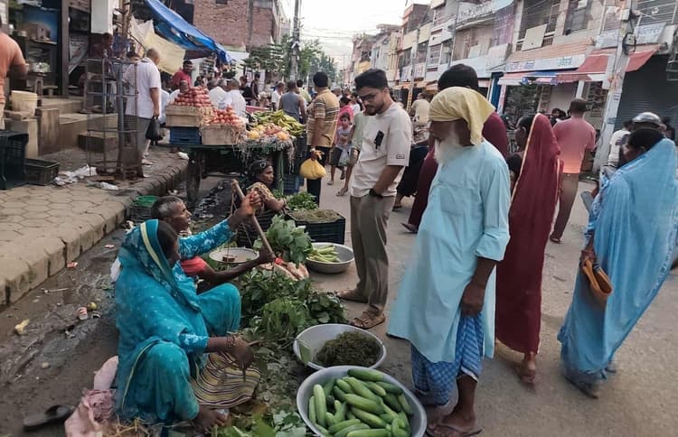 Sitamarhi : निषेधाज्ञा हटते ही नेपाल का जलेश्वर बाजार गुलजार, खुल गयीं दुकानें