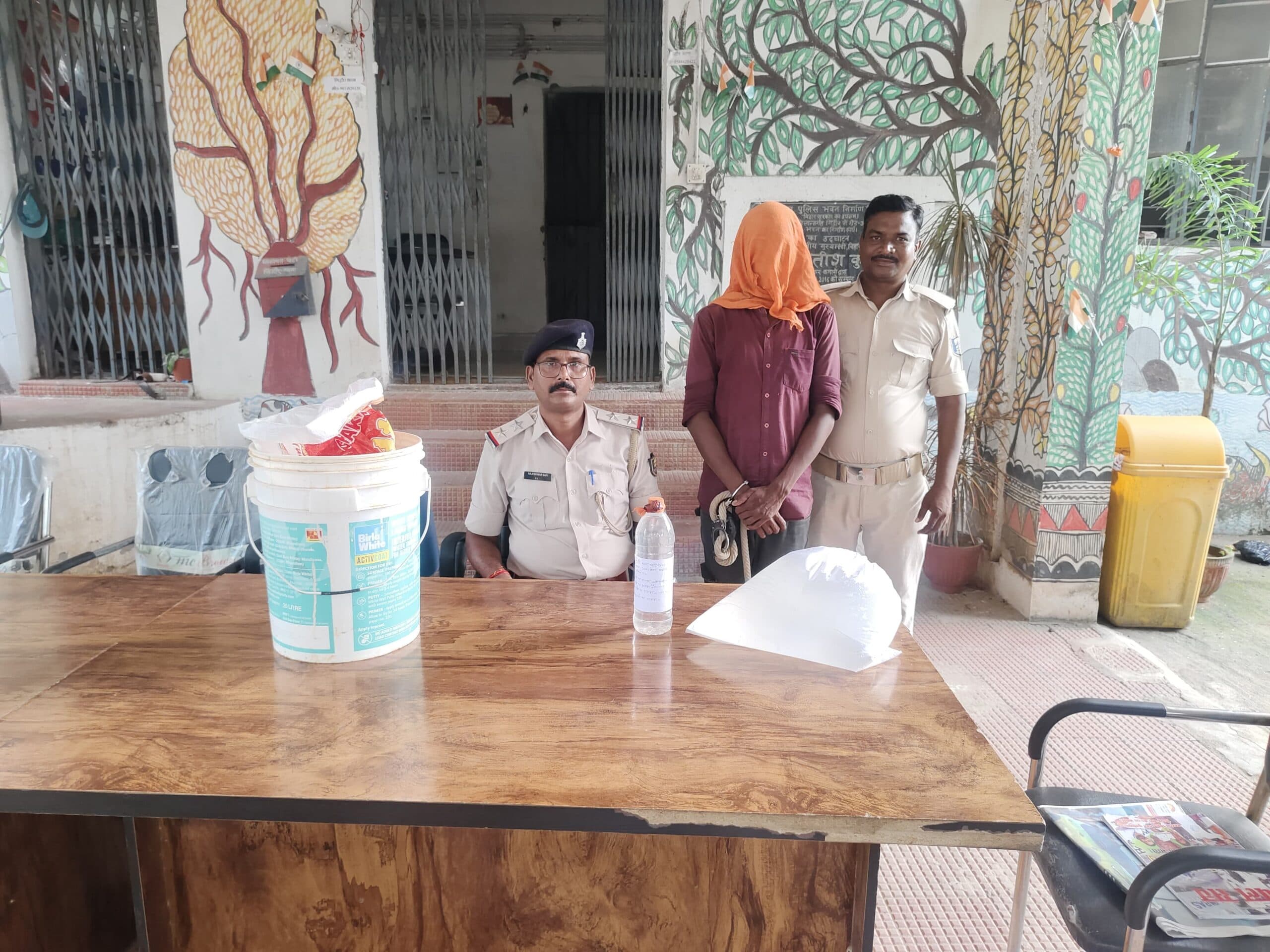 देशी शराब के साथ तस्कर गिरफ्तार, भेजा जेल