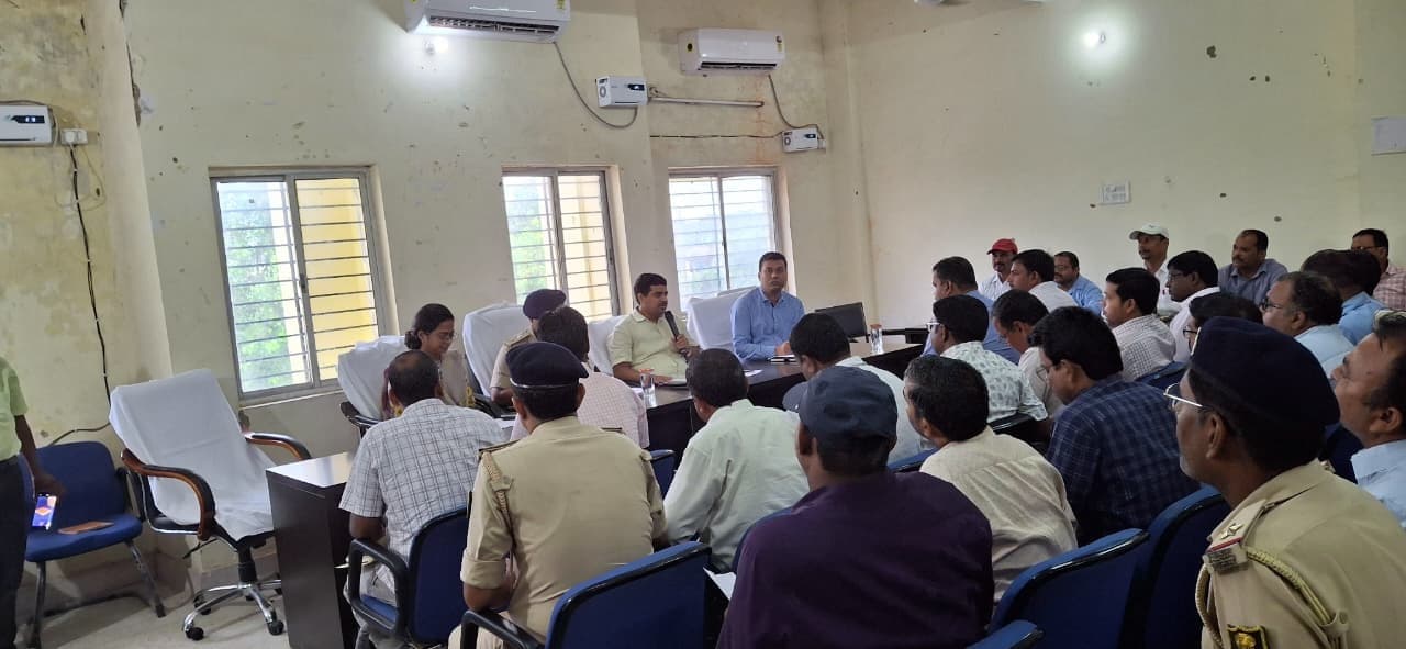 संवेदनशील बूथों की हुई समीक्षा, डीएम-एसपी ने दिए सख्त निर्देश