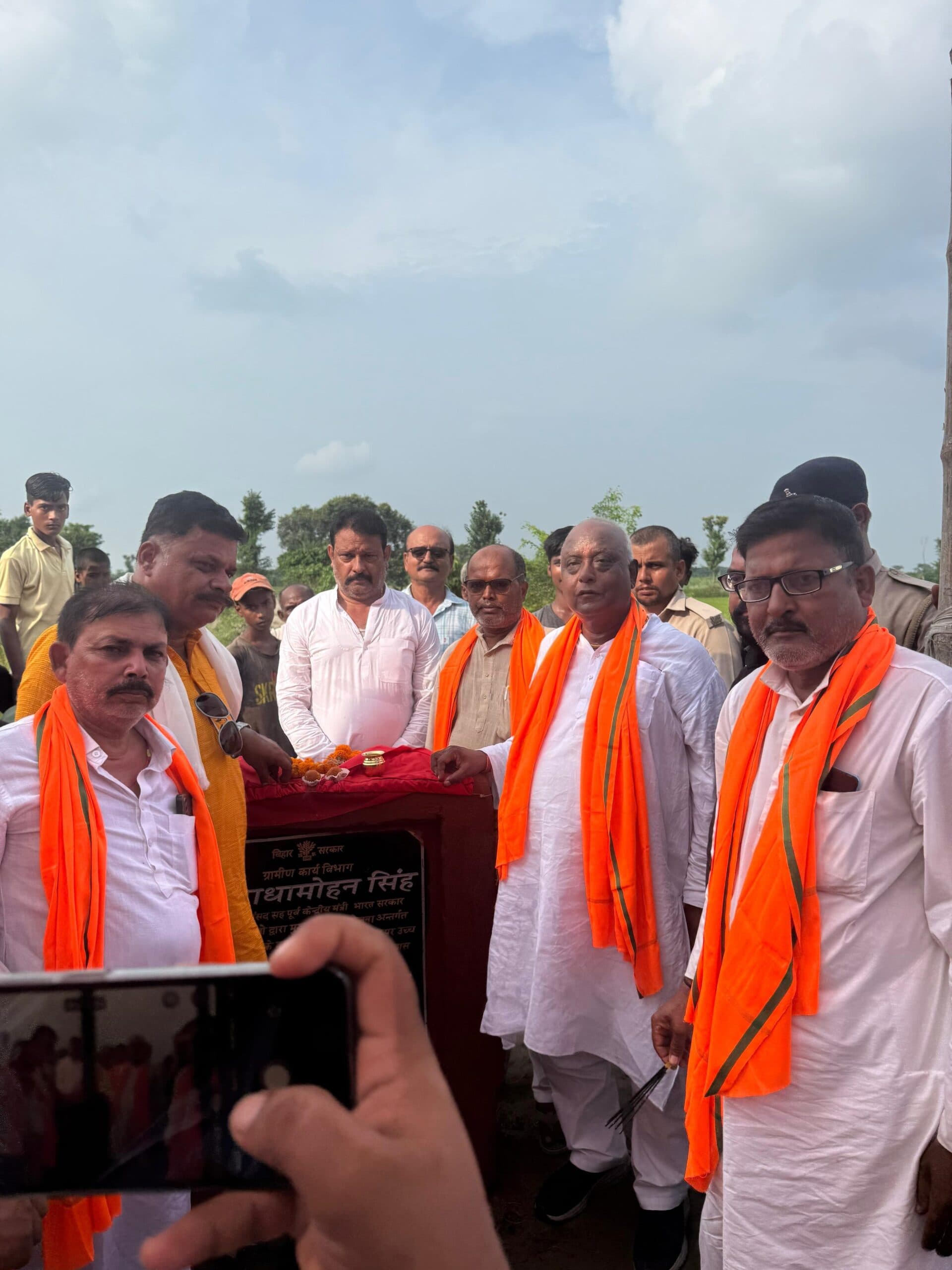 Motihari: धनौती नदी पर पुल निर्माण में खर्च होंगे साढ़े आठ करोड़ , विधायन ने किया शिलान्यास