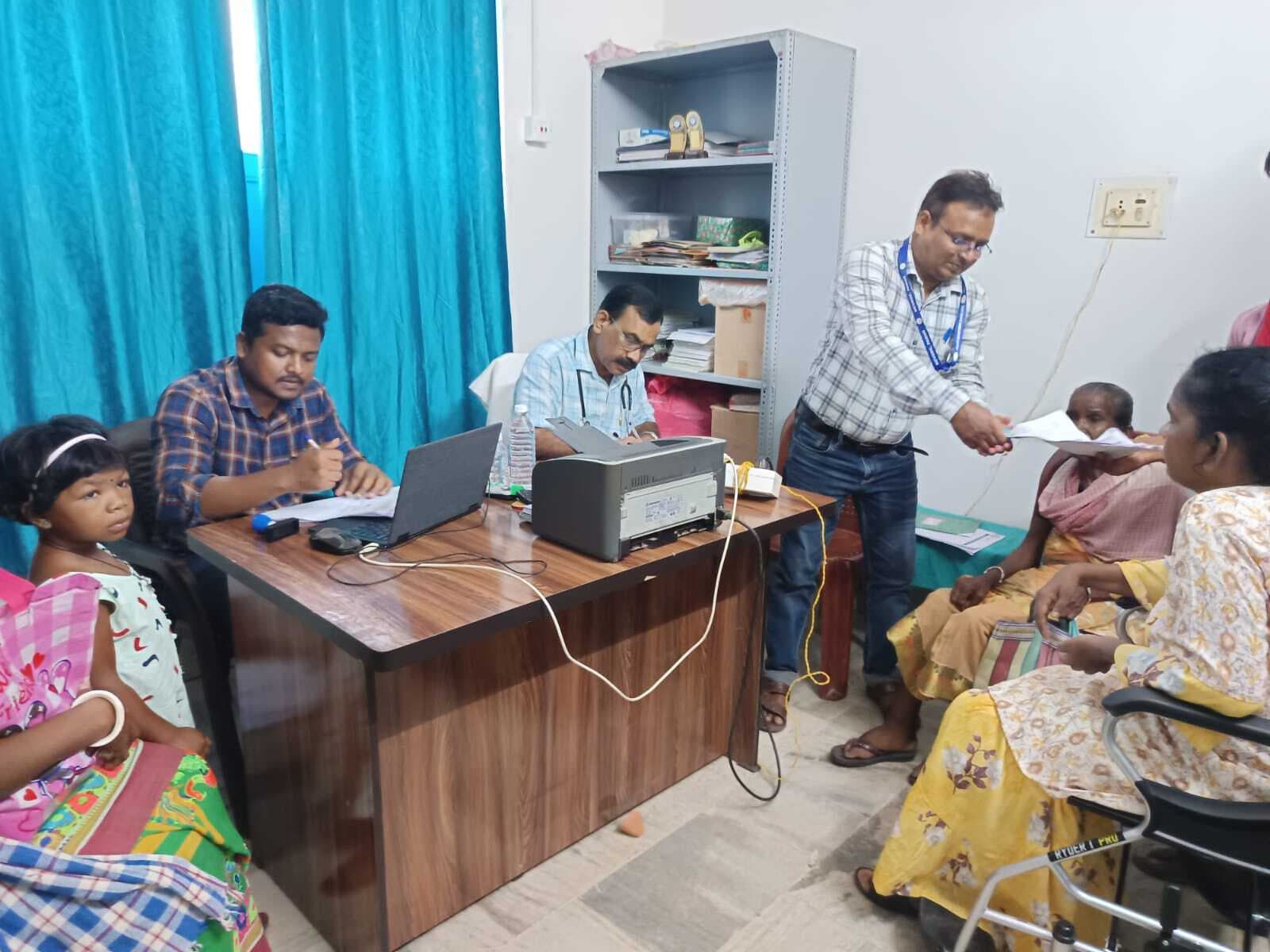 दिव्यांग शिविर में 98 लोगों की हुई स्वास्थ्य जांच