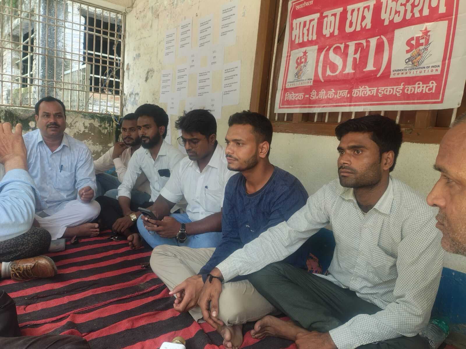 Samastipur News:नरहन कॉलेज के छात्रों का अनशन जारी
