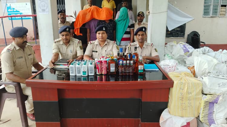 दो ट्रक से 2479 लीटर विदेशी शराब जब्त, बेगूसराय के चार तस्कर गिरफ्तार