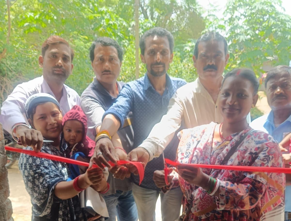 मुखिया ने अबुआ आवास लाभुकों का कराया गृह प्रवेश