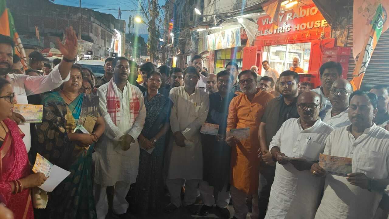 पीएम के कार्यक्रम में भाग लेने को भाजयुमों ने बांटा आमंत्रण पत्रव्यापारियों व आमजनों के बीच उत्साह का रहा माहौल