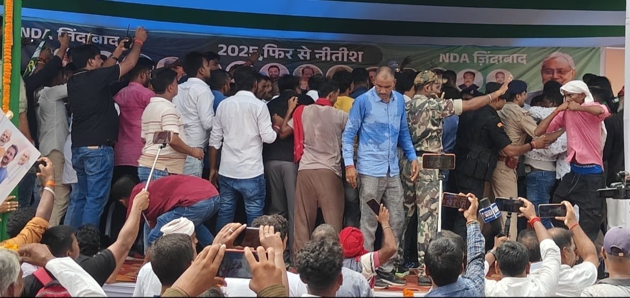 सम्मेलन में आपस में भिड़े मंत्री व पूर्व एमएलसी और उनके समर्थक