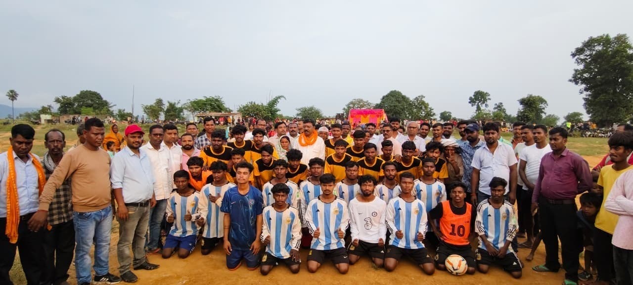 बनहे फुटबॉल टूर्नामेंट का चैंपियन बनी टाइगर बिल बघलता की टीम