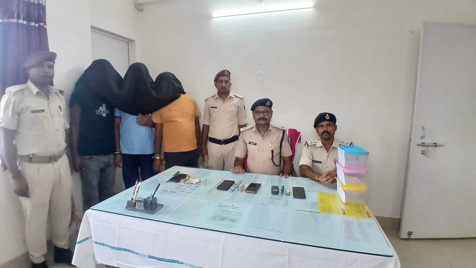 चोरी की बाइक के साथ तीन गिरफ्तार