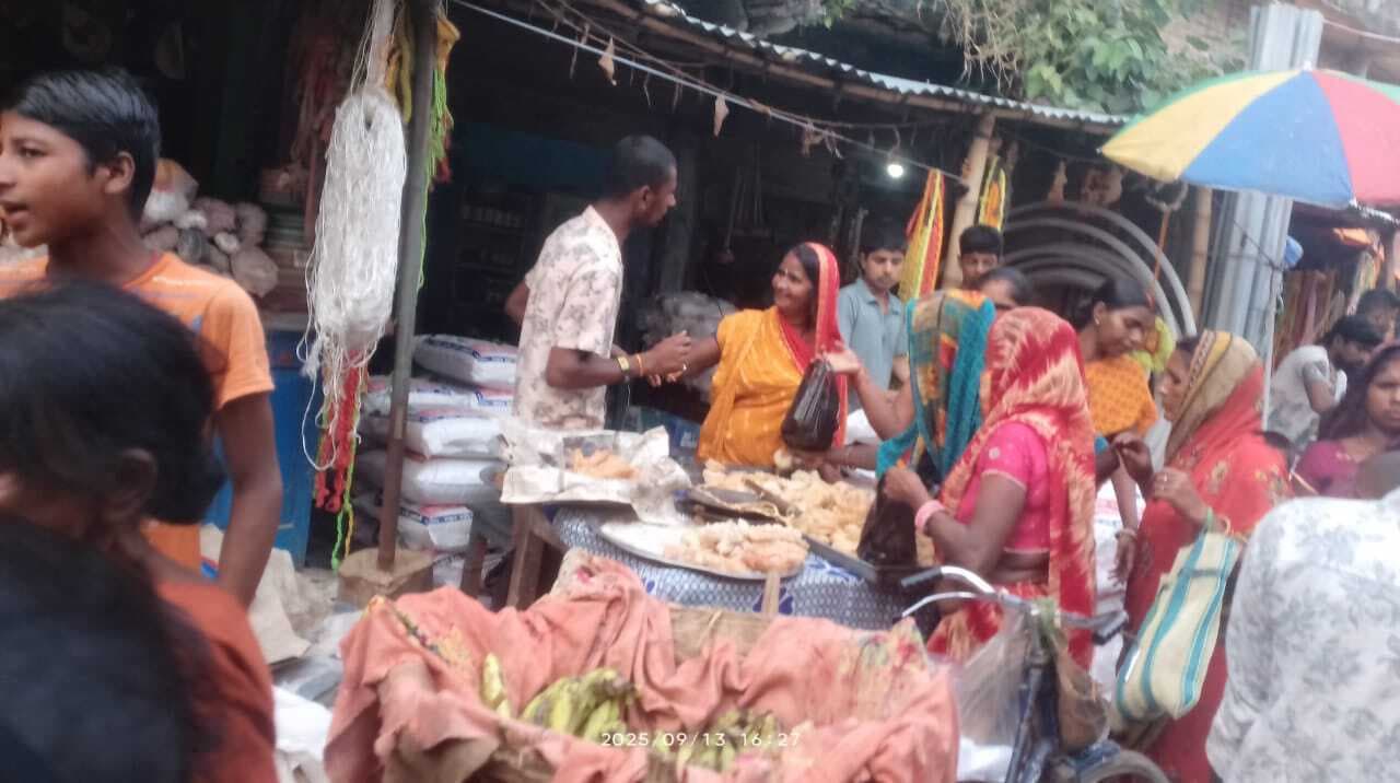 जिउतिया पर्व को लेकर बेलदौर बाजार में लगी रही भीड़