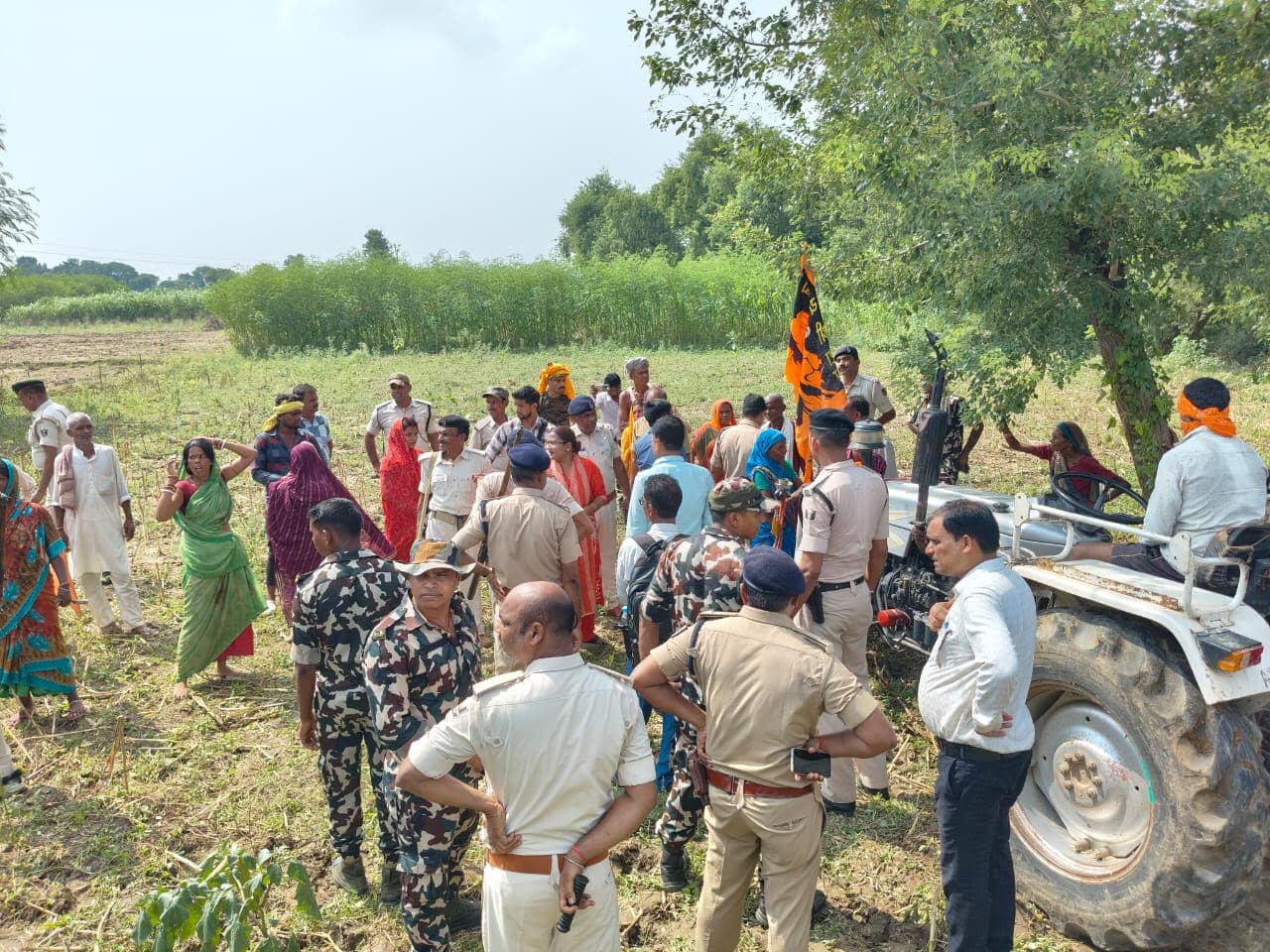 प्रशासन ने पर्चाधारी जमीन को कराया खाली