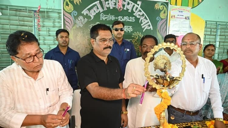 Bokaro News : विद्यालय में सहज वातावरण करें स्थापित : योगेंद्र प्रसाद