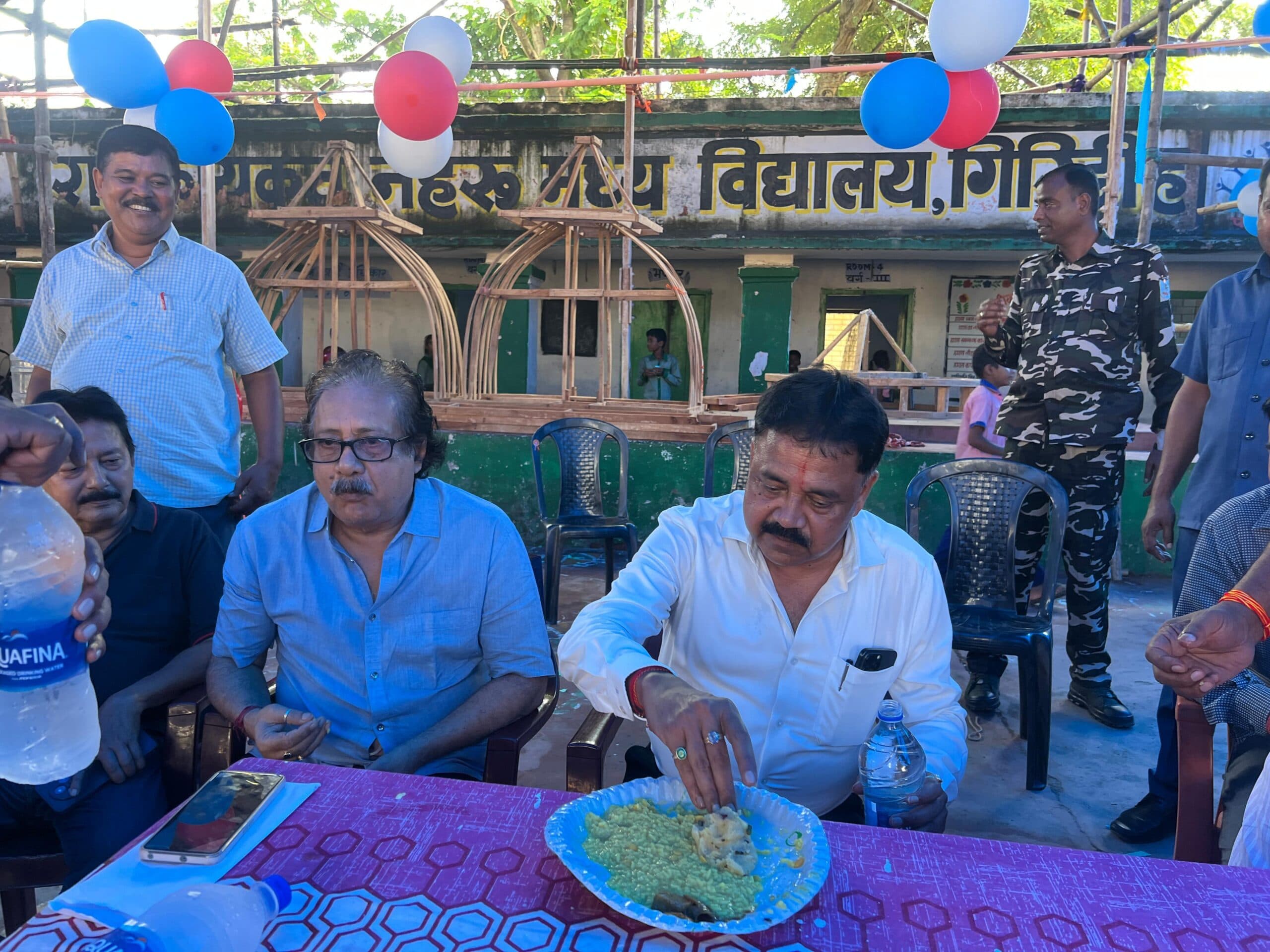 Giridih News :बच्चों संग मंत्री ने खाया एमडीएम