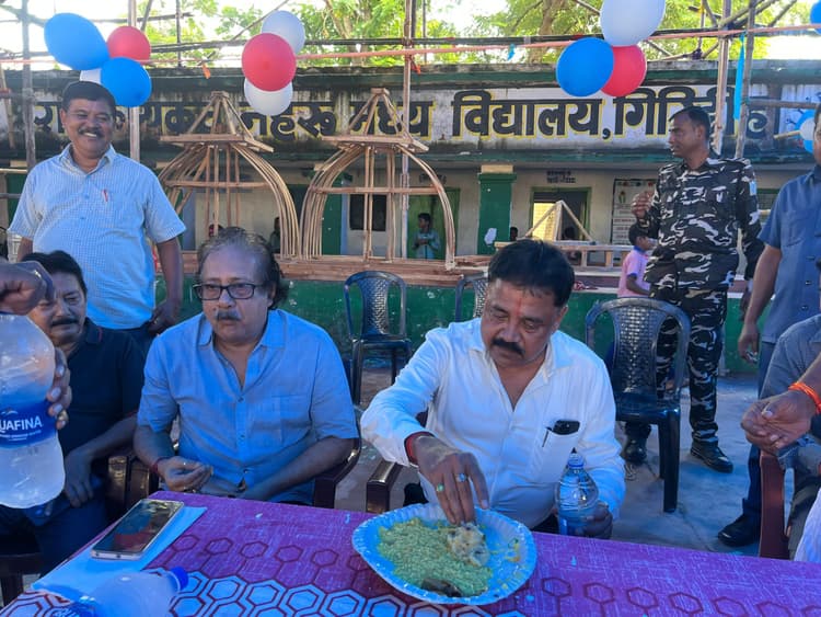 Giridih News :बच्चों संग मंत्री ने खाया एमडीएम