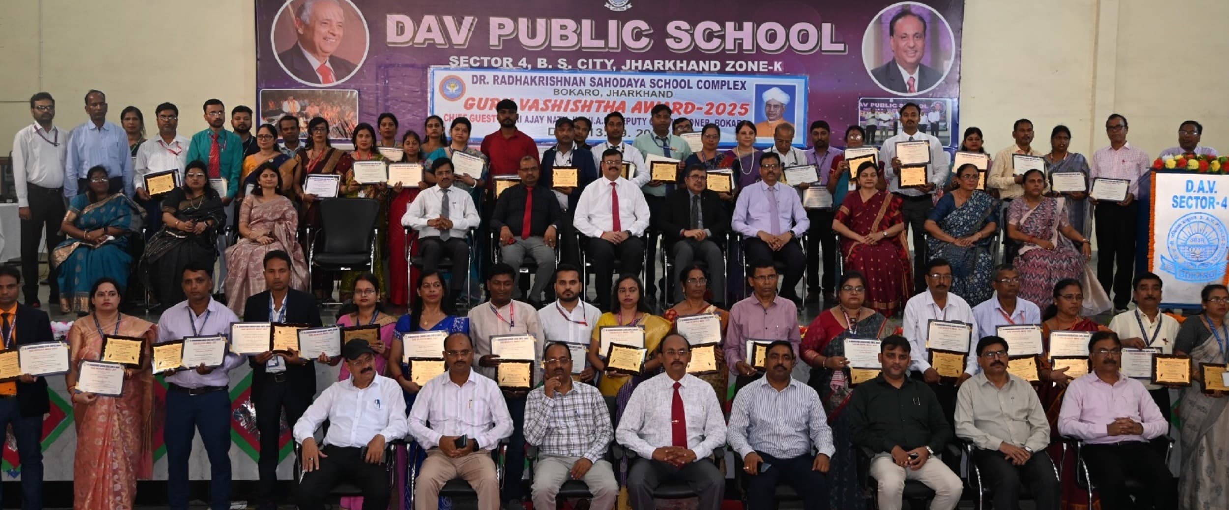 Bokaro News : बच्चों में सकारात्मक ऊर्जा व आत्मविश्वास का करें संचार : डीसी