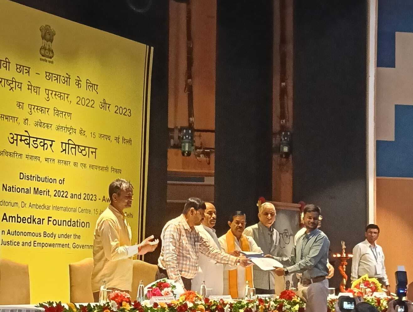 Giridih News :बगोदर का छात्र दिल्ली में डॉ आंबेडकर राष्ट्रीय मेधा पुरस्कार से सम्मानित