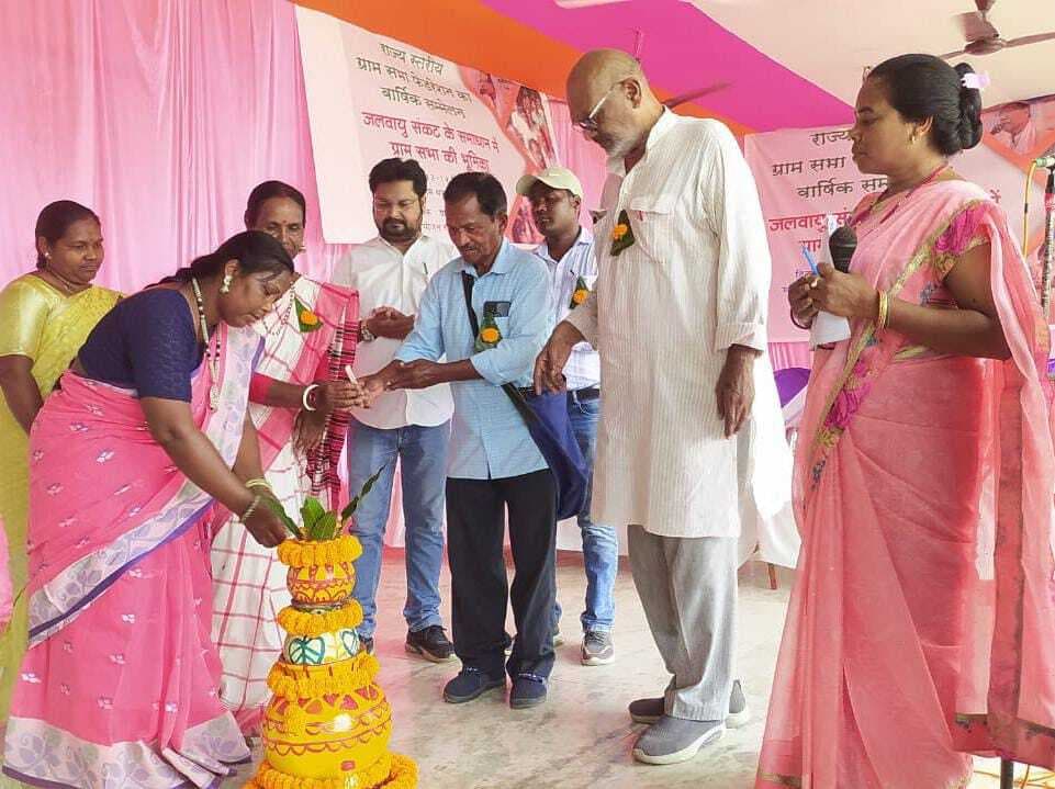 पर्यावरण संरक्षण के लिए पौधे लगाएं : समाजसेवी