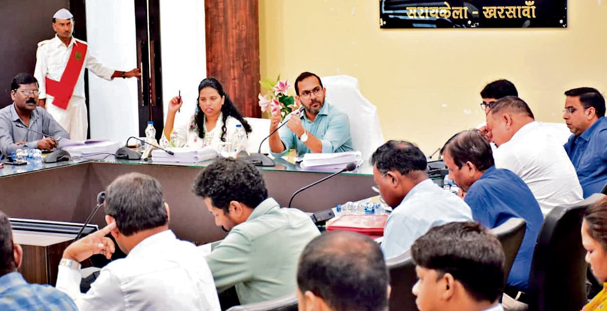 Seraikela Kharsawan News : सीओ हर माह करें हल्का का निरीक्षण : उपायुक्त