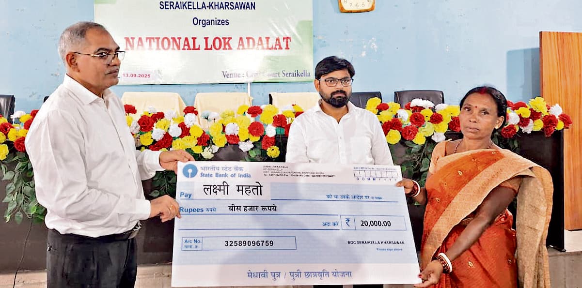 Seraikela Kharsawan News : लोक अदालत में 6784 मामलों का निष्पादन, 1.55 करोड़ की वसूली