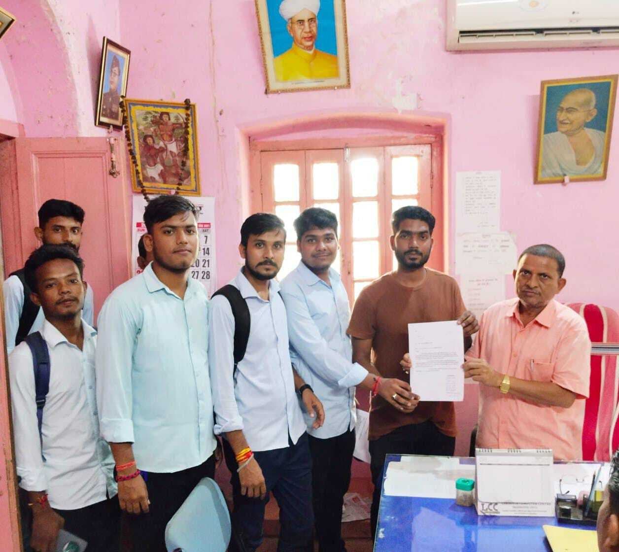 सेमेस्टर वन में नामांकन के समर्थन में अभाविप ने सौंपा ज्ञापन