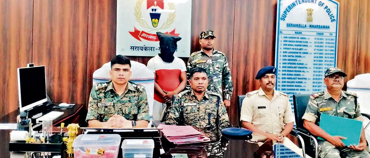 Seraikela Kharsawan News : अपराध की योजना बना रहे नाबालिग समेत दो पकड़ाये