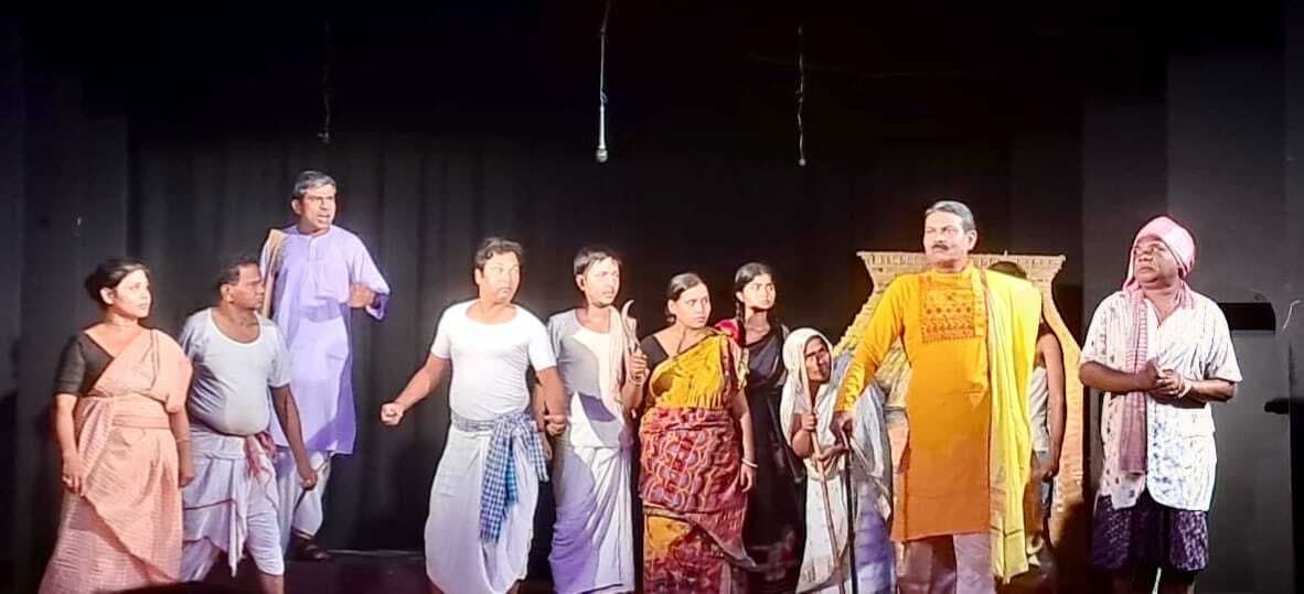 East Singhbhum News : विभूति भूषण जयंती पर नाटक ‘आगुन झोरा दिन’ का शानदार मंचन