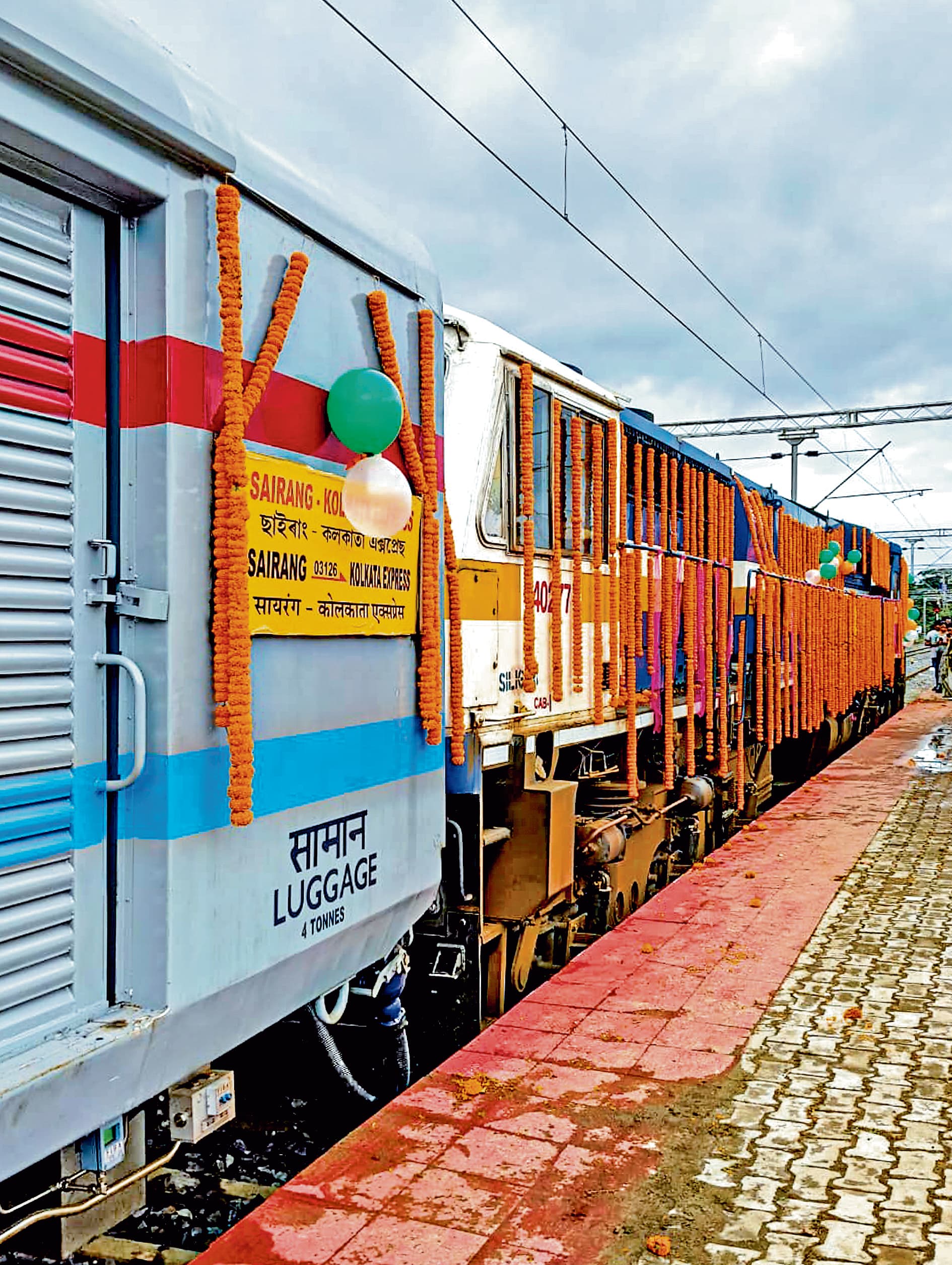 22 डिब्बों वाली कोलकाता-आइजोल एक्सप्रेस ट्रेन को प्रधानमंत्री मोदी ने दिखायी हरी झंडी