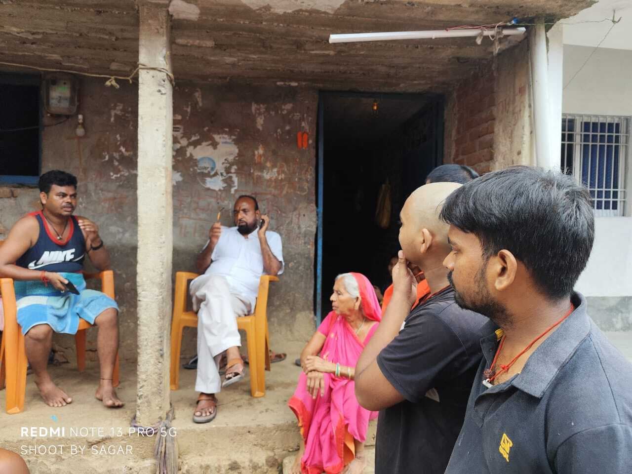 Giridih news: मृत मजदूर के घर पहुंचे पूर्व विधायक, बंधाया ढाढस