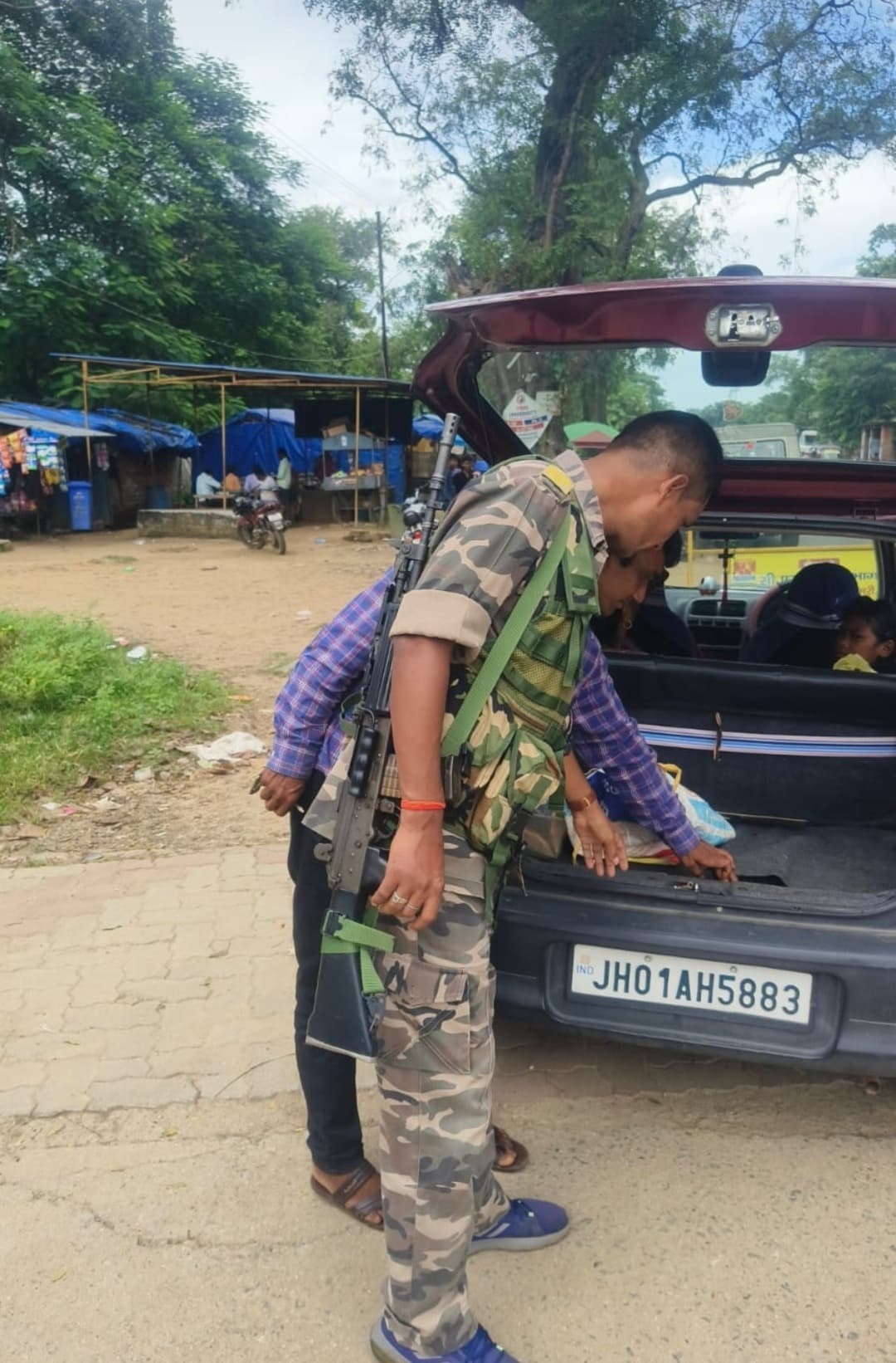 पुलिस ने वाहन चेकंग लगाया
