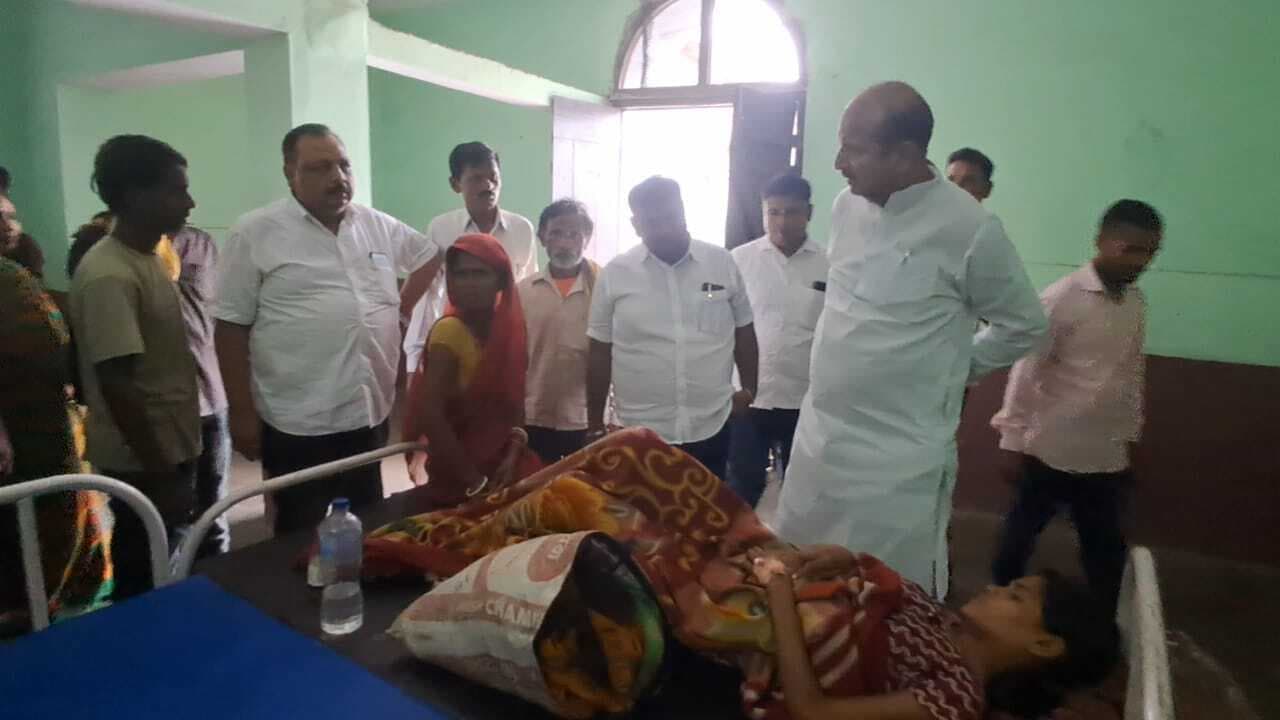 Samastipur News:भैंस बेचकर चुकाया इलाज का खर्च, विधायक ने कराया मरीज को मुक्त