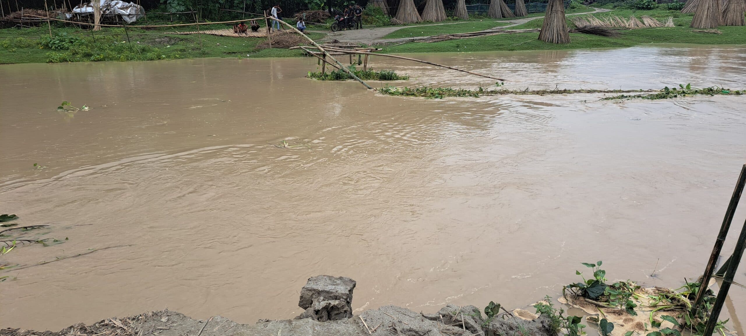 शिवनी घाट के समीप सुरसर नदी पर बना चचरी क्षतिग्रस्त