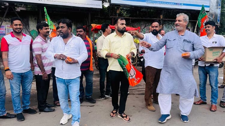 Jamshedpur news. सीपी राधाकृष्णन के उप राष्ट्रपति बनने पर साकची में आतिशबाजी व लड्डू वितरण