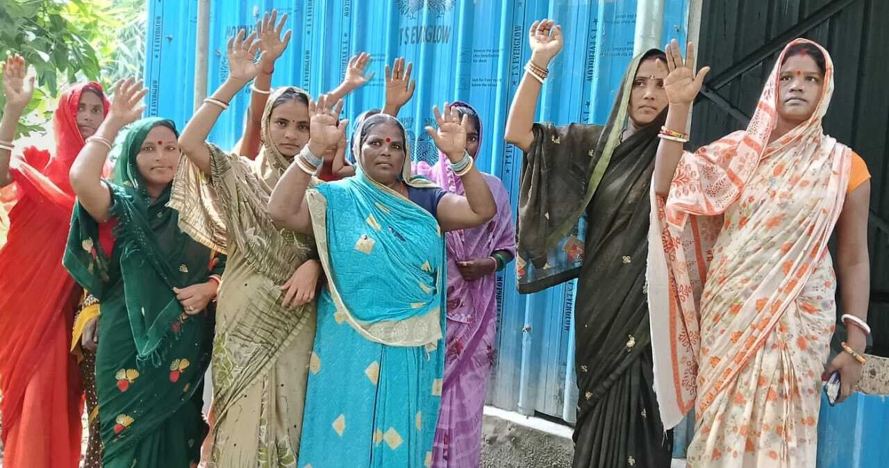 hajipur news. पिछले महीने से महादलित टोले में पानी की सप्लाइ बंद, महिलाओं ने मुखिया के सामने किया प्रदर्शन