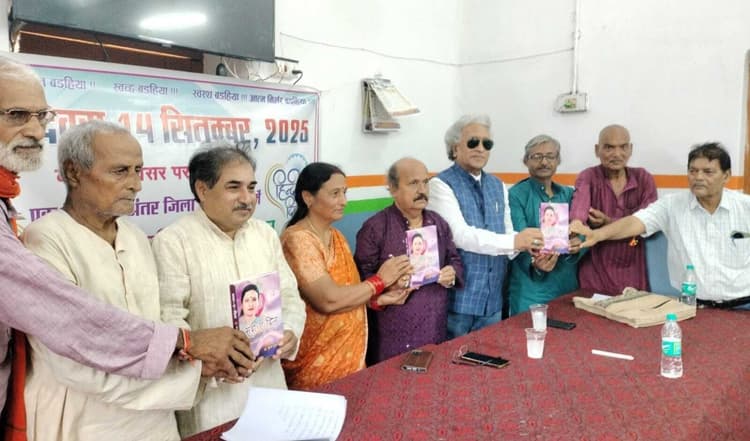 कवियों ने अपनी रचनाओं से श्रोताओं को किया भावविभोर