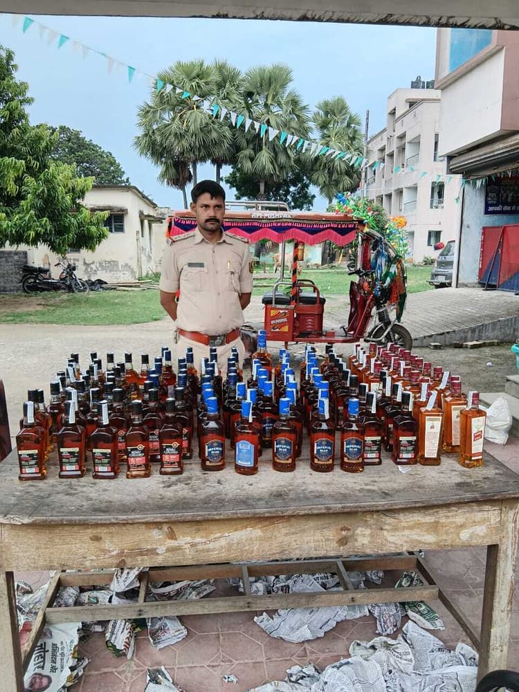 पुलिस ने टोटो से 132 बोतल शराब की बरामद, दो तस्कर गिरफ्तार