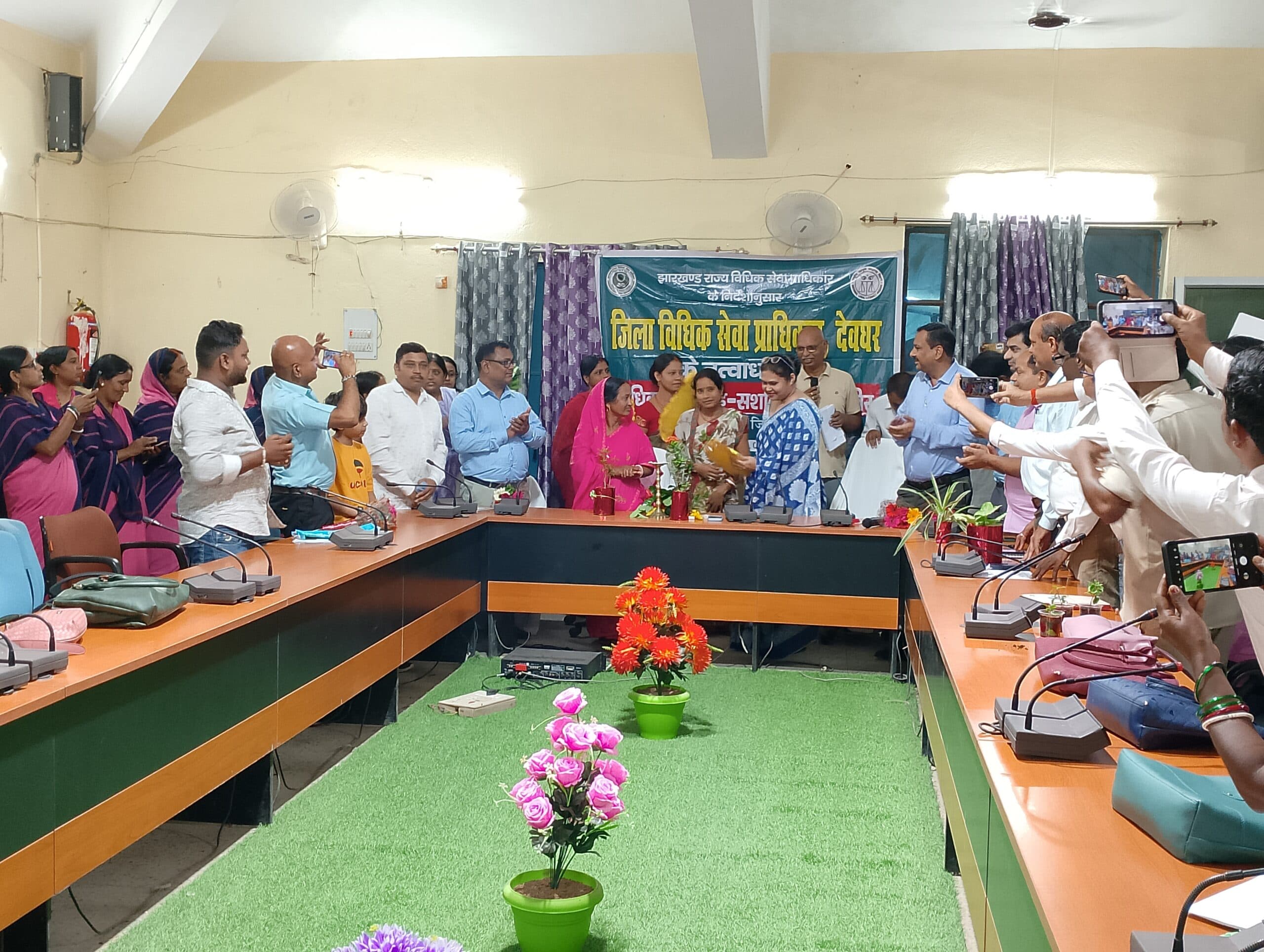 विधिक सेवा शिविर में परिसंपत्तियों का किया गया वितरण