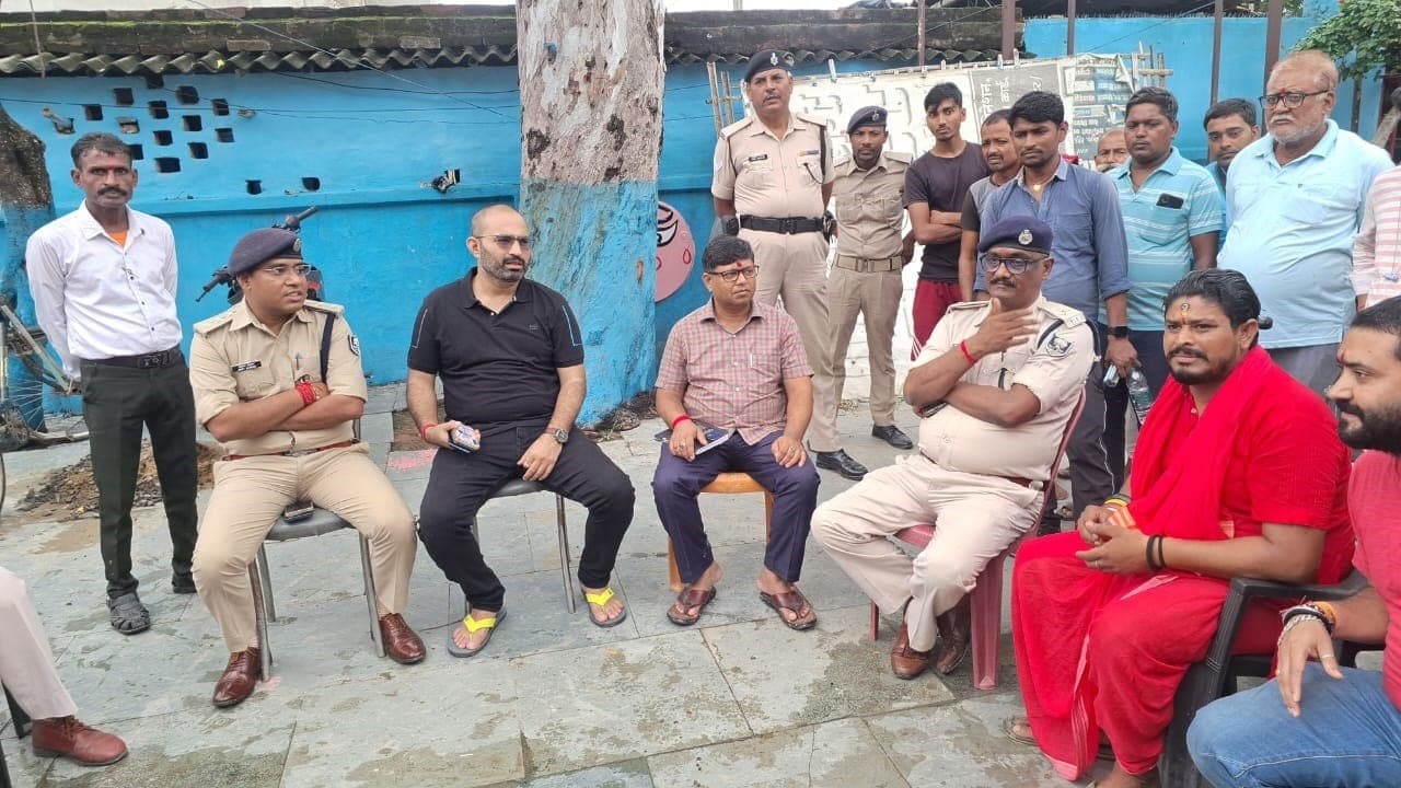 Madhubani News : दुर्गापूजा में व्यवस्था बनाये रखने को लेकर एसडीएम व एसडीपीओ ने की बैठक