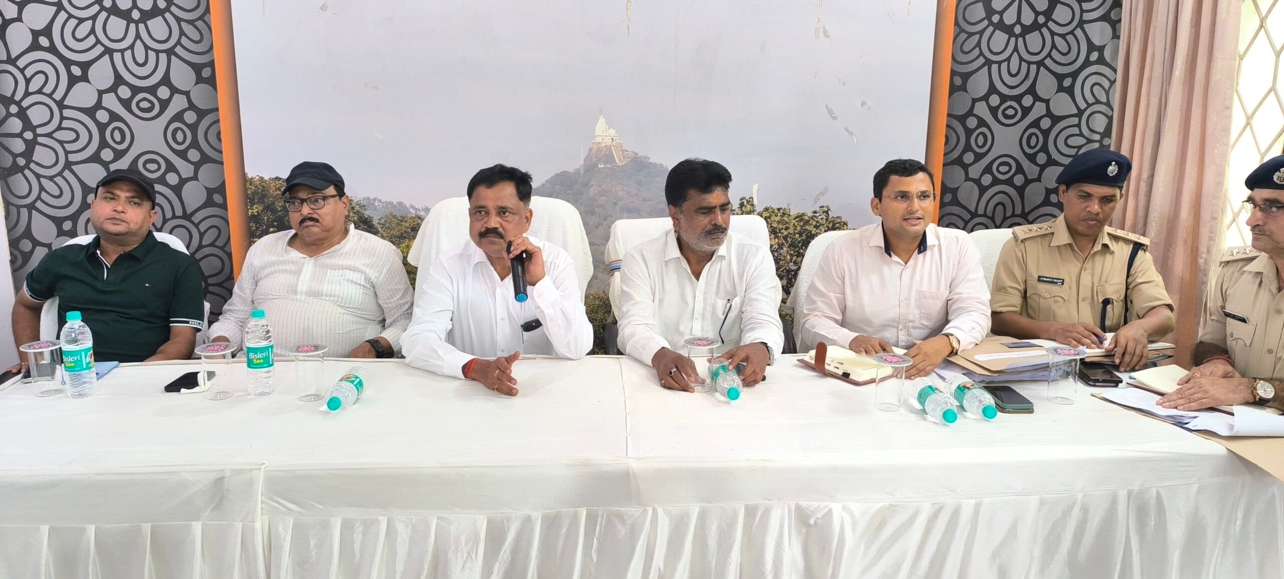 Giridih News :मंत्री ने पूजा समिति सदस्यों के साथ की बैठक