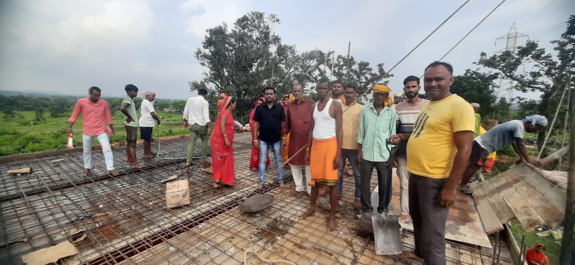 Bokaro News : खेतको में दुर्गा मंदिर की छत की ढलाई