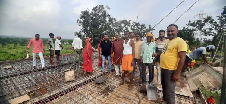 Bokaro News : खेतको में दुर्गा मंदिर की छत की ढलाई