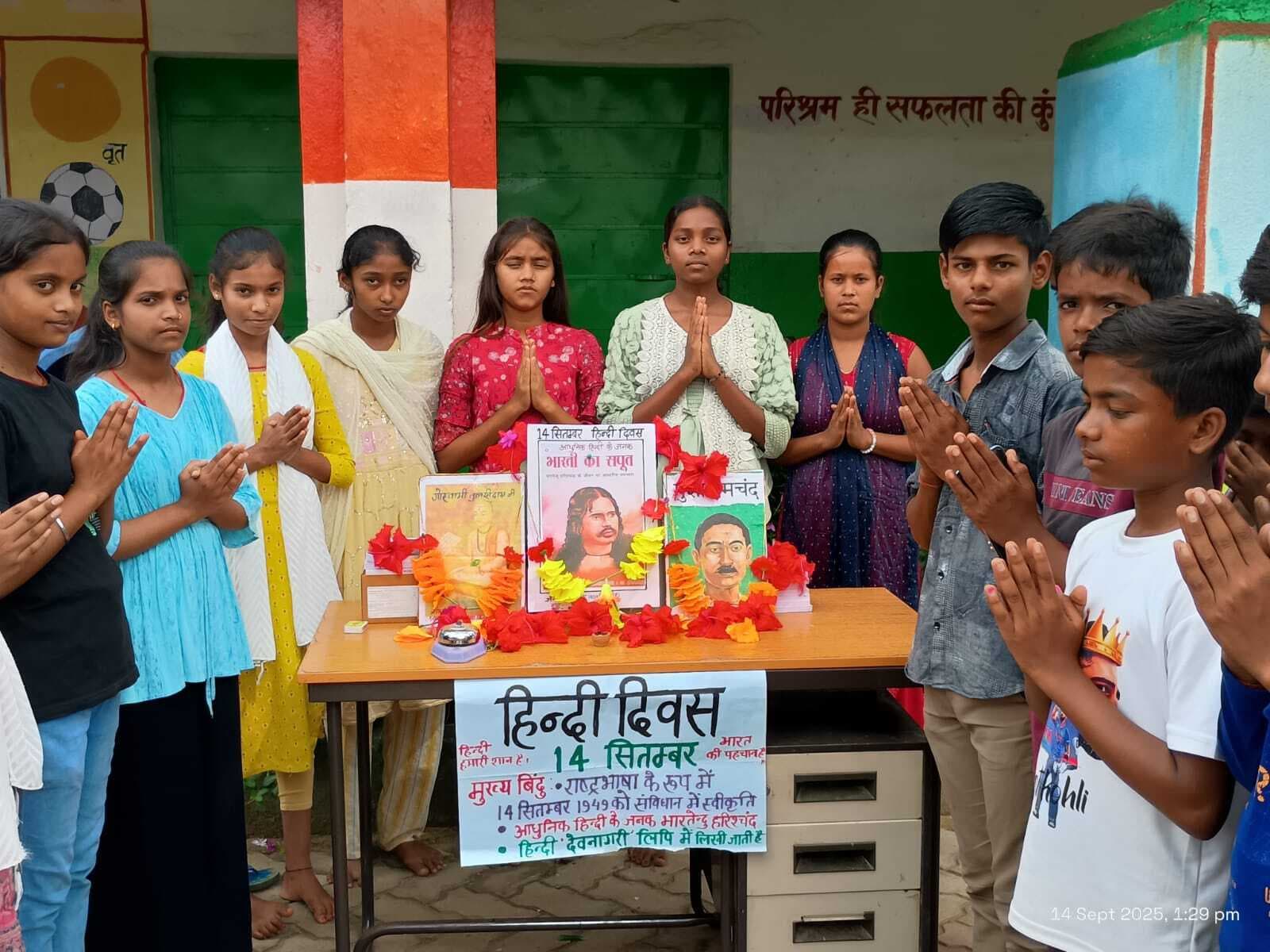 Giridih News :हिंदी ही एकमात्र भाषा है, जो हमें संस्कार सिखाती है