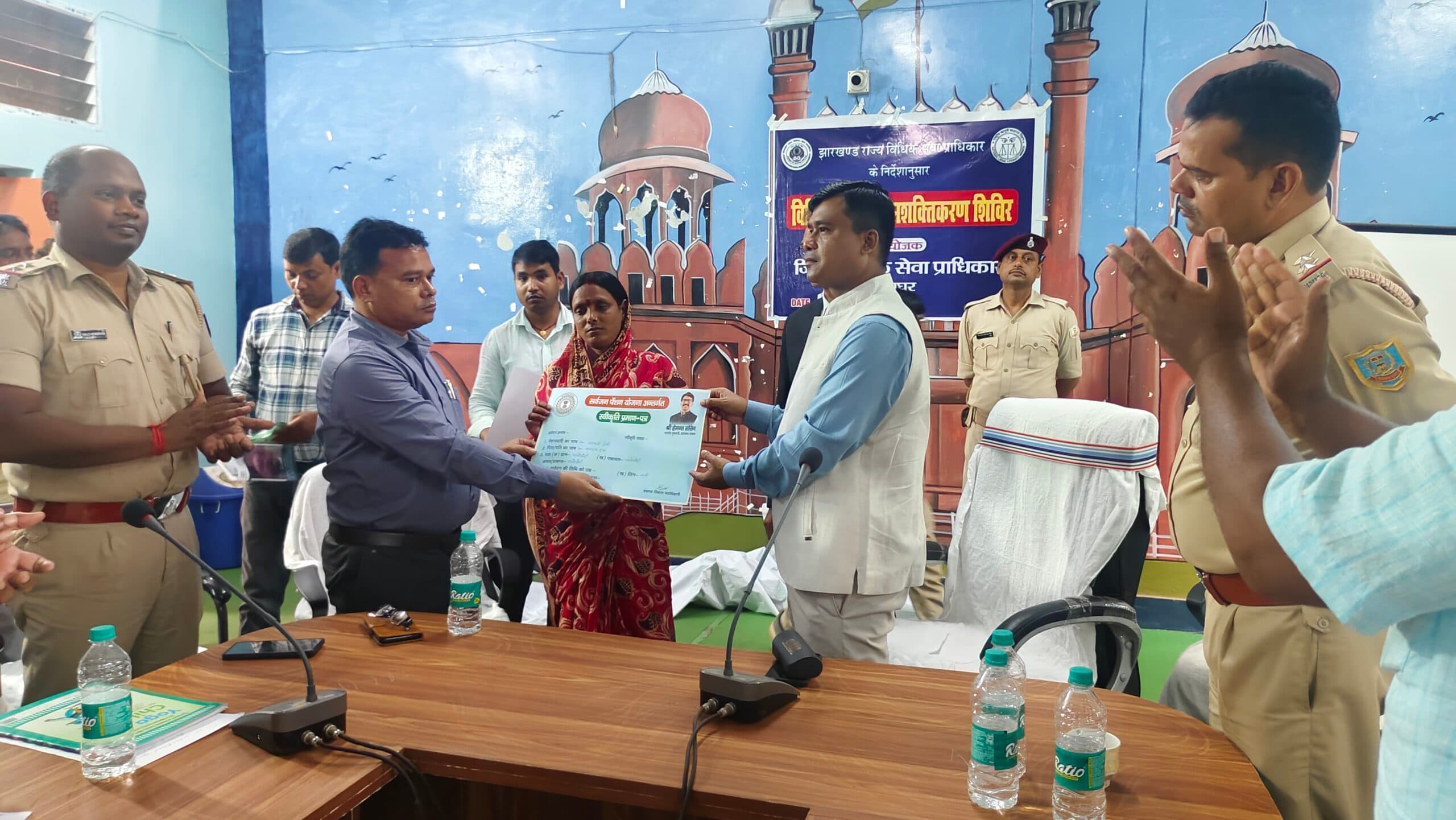 विधिक सेवा सह सशक्तीकरण शिविर में लोगों को मिली कानून की जानकारी