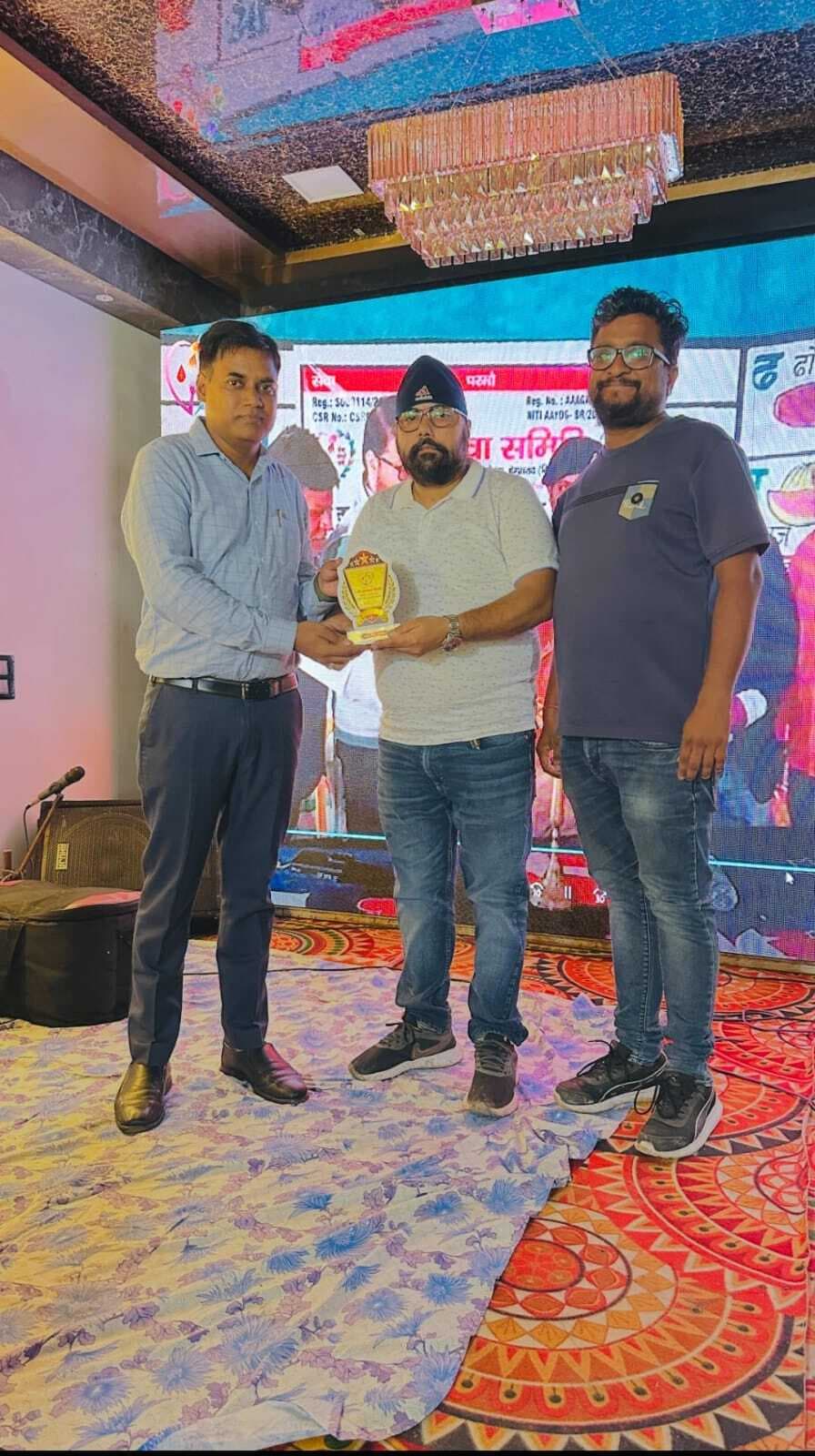 रक्तवीर ह्यूमैनिटी टीम को किया गया सम्मानित