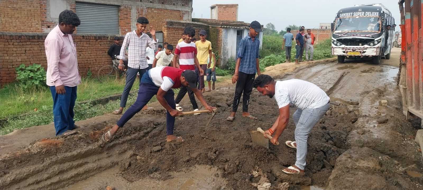 Giridih News :युवाओं की टोली ने की सड़क की मरम्मत