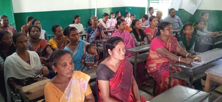 Seraikela Kharsawan News : बच्चों की उपस्थिति शत प्रतिशत करने पर जोर