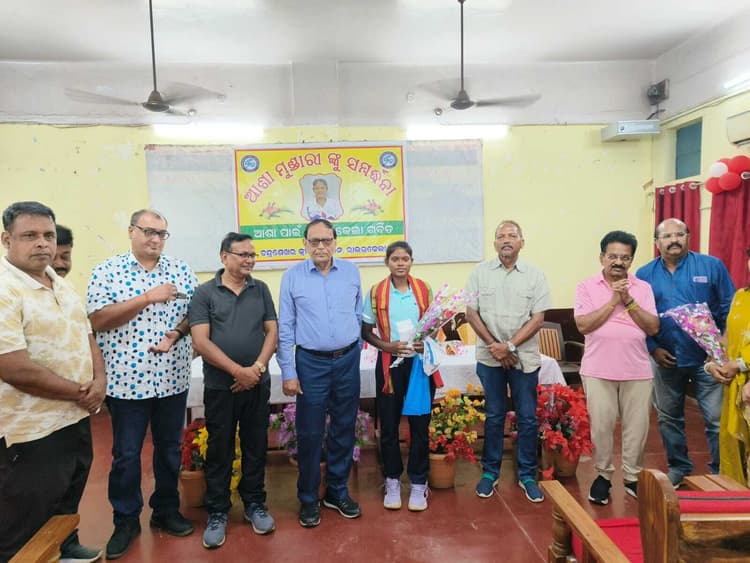 Rourkela News: वॉलीबॉल खिलाड़ी आशा मुंडारी का हुआ अभिनंदन, 27 हजार रुपये का मिला नकद पुरस्कार मिला
